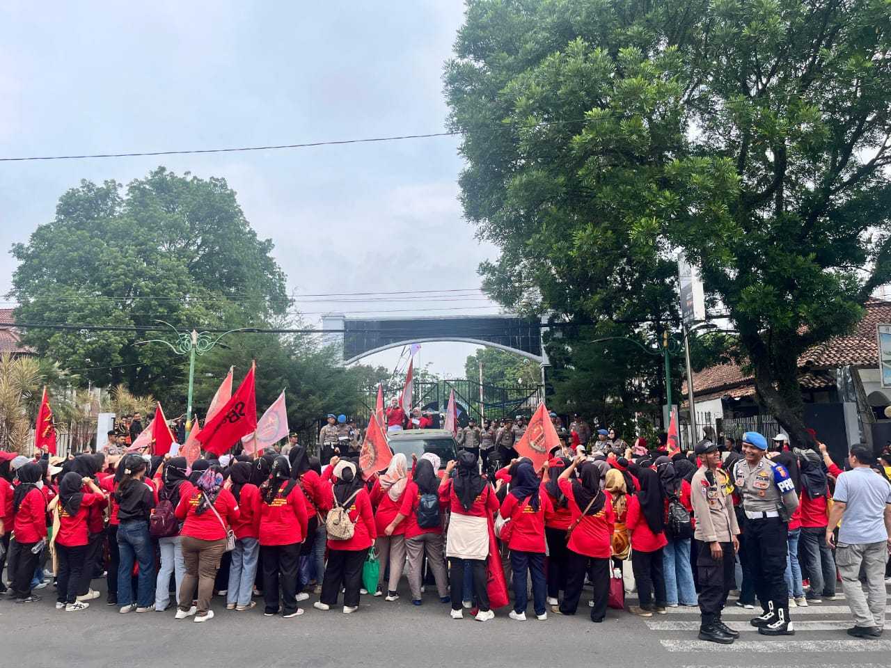 Kapolres Garut Pimpin Langsung Pengamanan Aksi Unjuk Rasa SBMG KASBI PT. Danbi Internasional